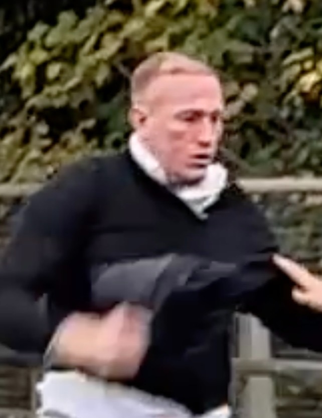 CrispinShow's tweet image. WANTED: 6ft 6 thug who left 73-year-old Palestine protester for dead in Egham, Surrey. 
👉Contact: Surrey police at Staines police station
Incident Number: PR/45250125674
Officer In Charge: Number 42403
Watch the video here👇
youtu.be/C5v2UN4FuVE