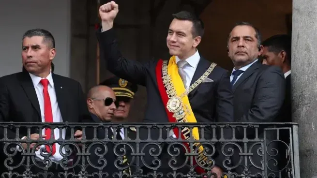 FrecuenciaZero's tweet image. 🔴Al Aire #CódigoDeBarras 

🇪🇨Desde Quito, Ecuador, charlamos con la periodista @Dluarahi  sobre el rechazo al referéndum para modificar la Constitución.

💻shorturl.at/PafnQ
🎙️FM 92.5