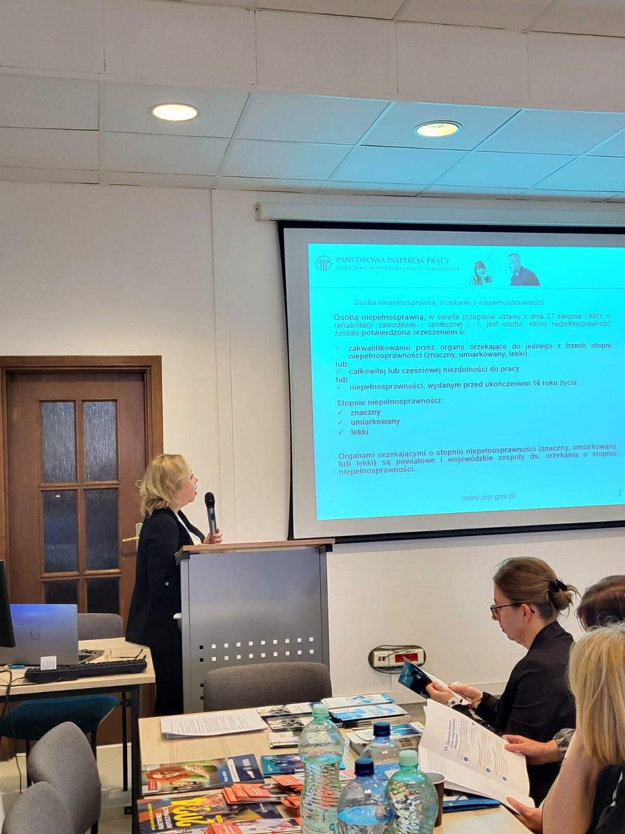 OIPRzeszow's tweet image. 📢Przedstawicielki @OIPRzeszow  uczestniczą w szkoleniu „Twój biznes – nasze wsparcie”.👉 Mówimy o zatrudnianiu osób z niepełnosprawnościami oraz prawach pracowników i obowiązkach pracodawców wynikających z przepisów prawa. 
@zus_pl #PIP