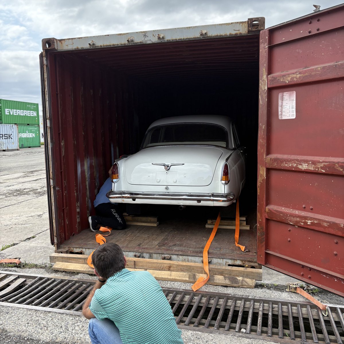 takkyu_daisuki8's tweet image. と言いつつボルガも所有してるけどね。まだ海上輸送中。ボルガ足車はさすがに無理そう…