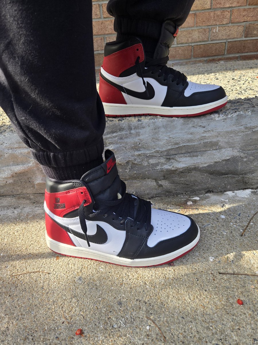 trudyspeaks's tweet image. 👕: Jalen Hurts &apos; Love, Hurts&apos;
👟: Air Jordan 1 Retro &apos;Black Toes&apos;
.
#inmyjs #jordandepot #jumpman23 #airjordanretros #aj1squad #jordan1squad #mjmondays #checksoverstripes #SNKRSKICKCHECK #snkrsliveheatingup #unds