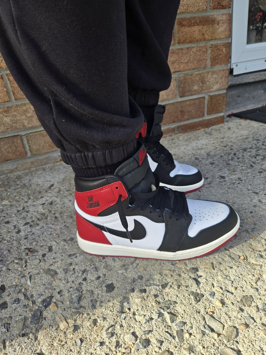 trudyspeaks's tweet image. 👕: Jalen Hurts &apos; Love, Hurts&apos;
👟: Air Jordan 1 Retro &apos;Black Toes&apos;
.
#inmyjs #jordandepot #jumpman23 #airjordanretros #aj1squad #jordan1squad #mjmondays #checksoverstripes #SNKRSKICKCHECK #snkrsliveheatingup #unds