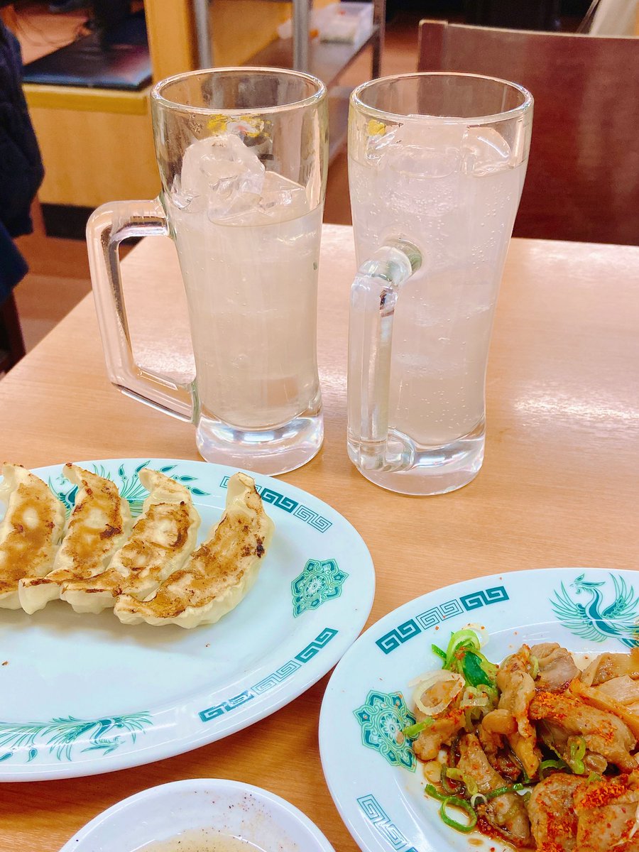 どうせ飲むだろって2杯一気に頼んだら透明人間いるみたいなリアクションとられた。メガがあればいいのに🥲