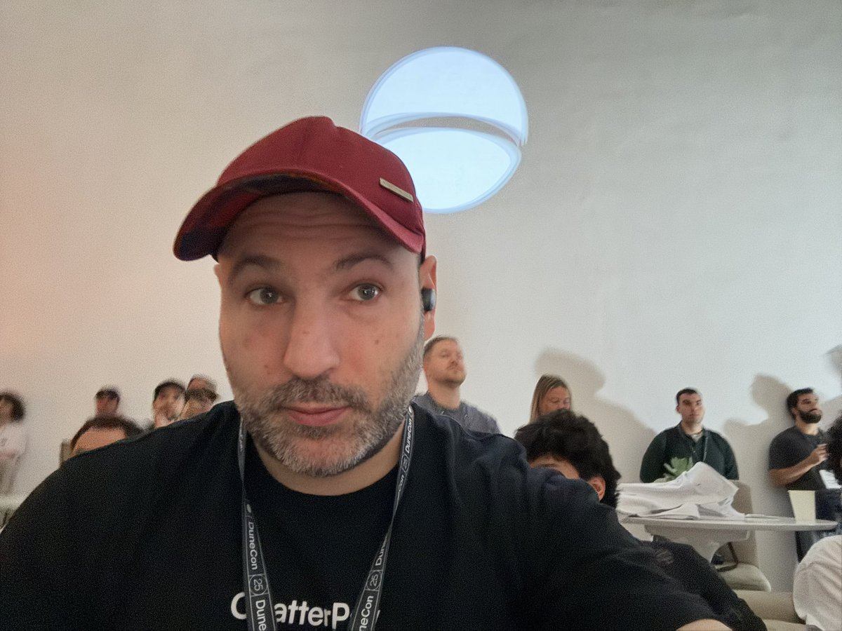 MartinPefaur's tweet image. Hoy estoy en DuneCon.  

Onchain data, pero en versión IRL.

Charlas, builders y muchas novedades. 

@chatterpay usamos @Dune para visualizar nuestra data a diario. 🚀