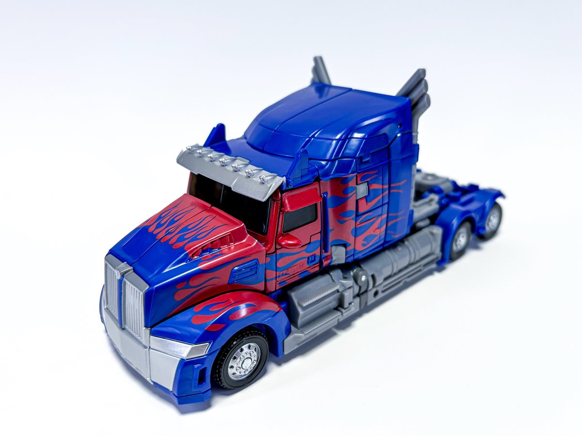 TS-03 オプティマスプライム このマッシブな感じと素晴らしい変形で大