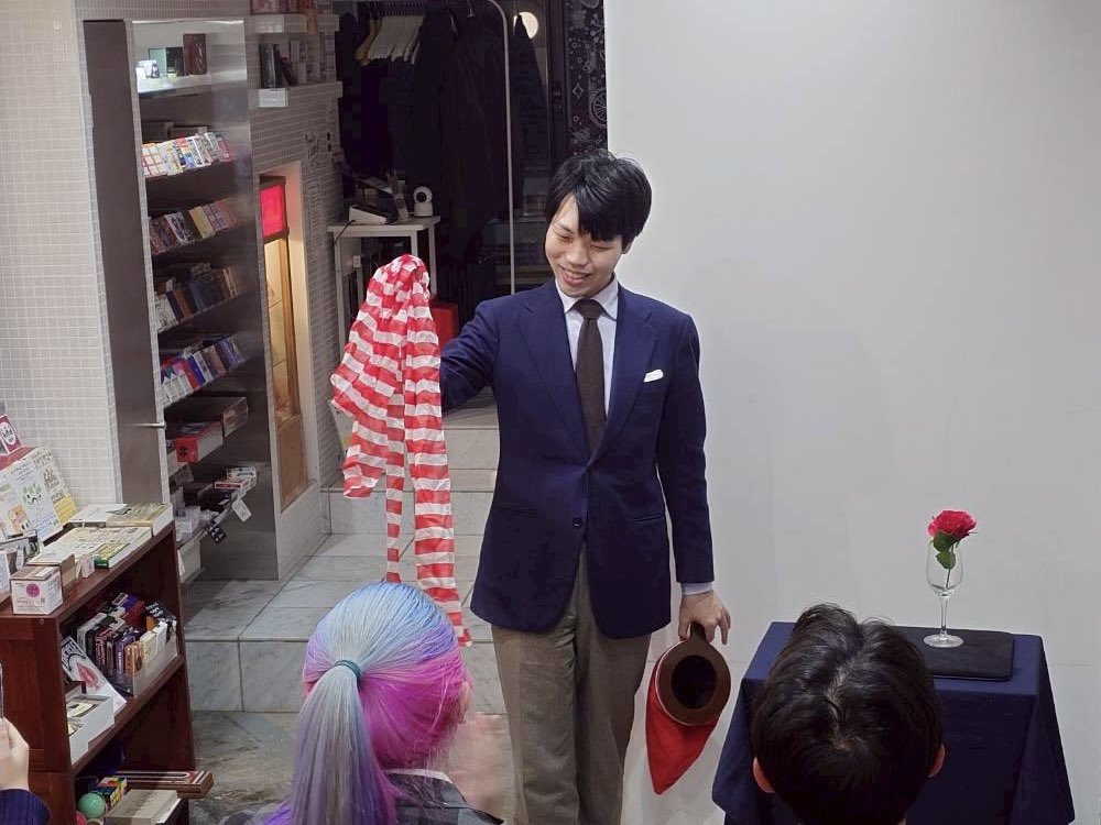 MagicLeonardo's tweet image. 先日のうそたばショーでの写真。
こういう、いかにも手品って見た目のやつも結構好きです。

そして最前列のノワールさん目立つなぁ笑