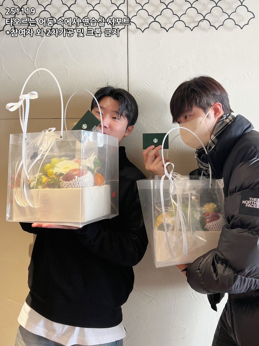 ub_hbl's tweet image. 251119 타오르는 어둠 속에서 서포트

⁺         .         ⭑        ⁺          .      ₊            . 
    다들 알잖아? ˚ෆ*₊
          진혁석준이 늘 주인공이라는 거 ໒꒱ 
⁺         .         ⭑        ⁺          .      ₊         ⃰    .

: ̗̀ᡣ𐭩 이진혁&amp;amp;이석준 배우님과 뮤지컬…