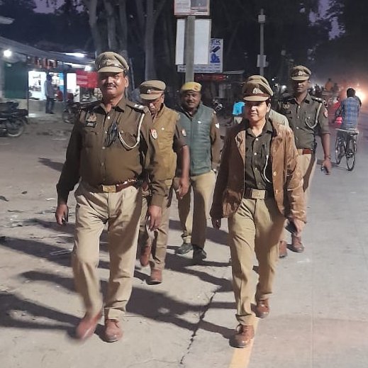 bahraichpolice's tweet image. जनपद में अपराध-नियंत्रण व आमजन में सुरक्षा की भावना जागृत करने के दृष्टिगत #SPBahraich के निर्देशन में थाना रामगांव पुलिस द्वारा भीड़-भाड़ वाले स्थानों तथा मिश्रित आबादी वाले संवेदनशील क्षेत्रों में किया गया पैदल गश्त।   
#UPPolice