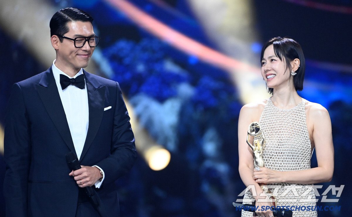 yejinnnchoice's tweet image. honey, you’re                          like my mirror
familiar….                                  years ago 🥹💗