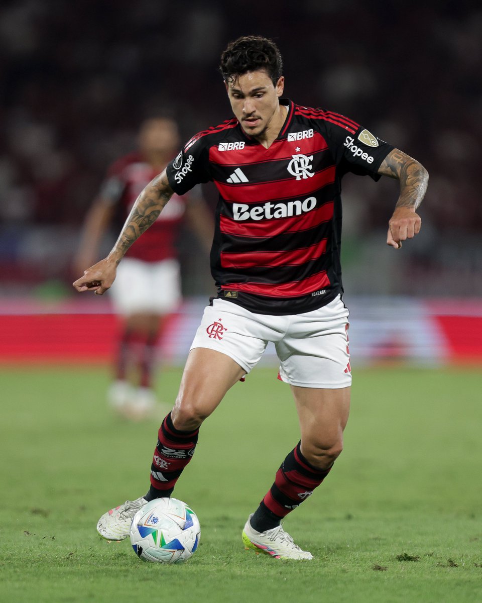 futebol_info's tweet image. ⚠️ URGENTE!

Com lesão na coxa, Pedro, do Flamengo, está fora da final da Libertadores contra o Palmeiras e não deve mais jogar em 2025.

🗞 @venecasagrande 
📸 Gilvan de Souza/CRF
