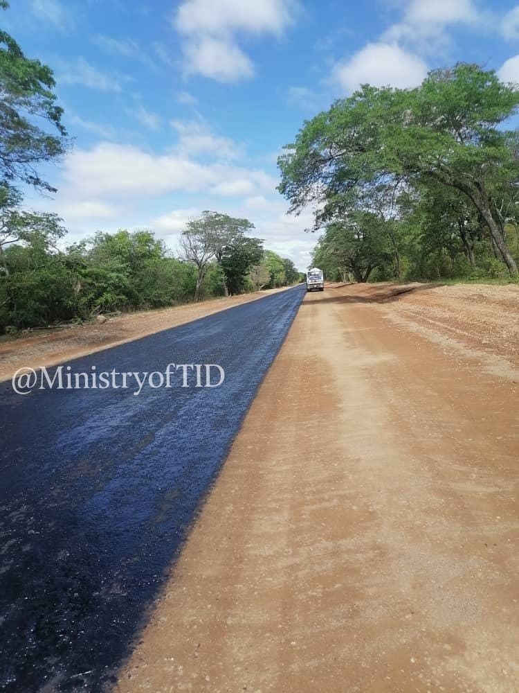 MinistryofTID's tweet image. #ProgressUpdate

Priming is now in progress on the Cross Jotsholo section of the Bulawayo-Victoria Falls Road Rehabilitation and Upgrading Project.

This critical priming stage prepares the road base for the final surface layer, a key step towards a smoother, safer, and more…