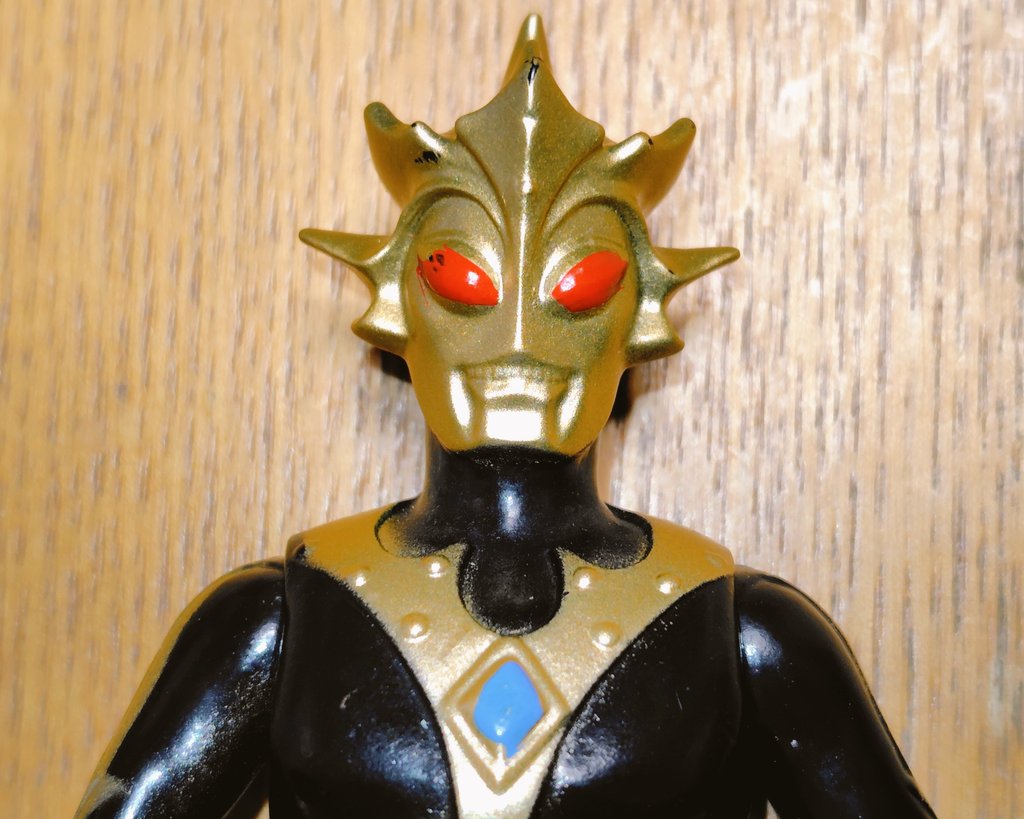 FullmoonSatoshi's tweet photo. 本日、ブコフで2体で330円で売ってたバルキー星人とダークルギエル

パッと見で違和感…
目とカラータイマーが筆塗り!?

足裏はバルキー星人は刻印が潰してあるし、ダークルギエルはモールドが弛い

家で嵌着を外してみたら、やっぱり形状が…

2体ともコピー品ですね
どういうルートで流れてきたのか https://t.co/89mCYeozBU