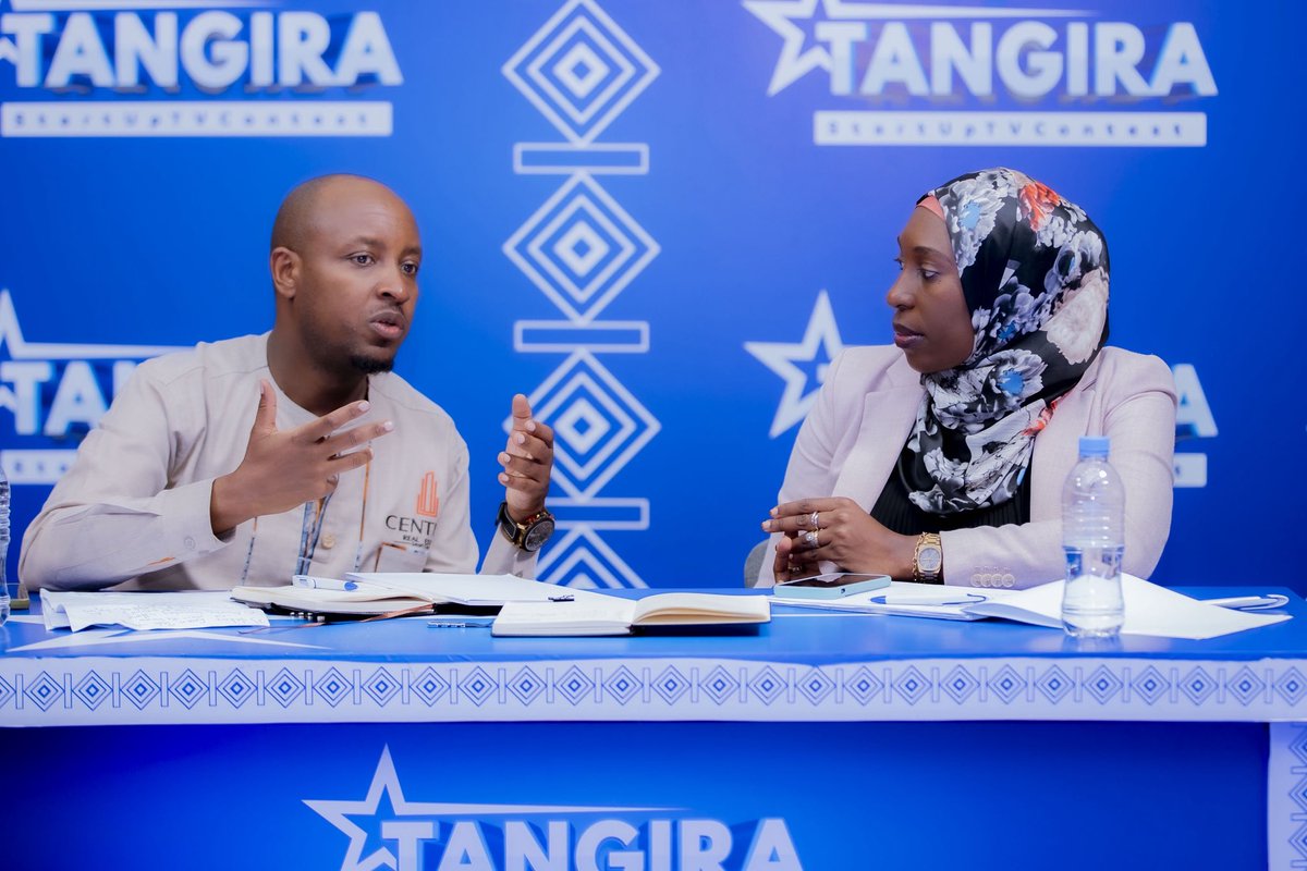 Tangirastartup's tweet photo. Igice cya 2 - Akanama nkemurampaka ka Tangira Start-Up TV Contest 

Nyuma yo guhugurwa no guhabwa ubujyanama ku bijyanye no kumenyekanisha no kugeza ku isoko ibicuruzwa (Marketing & Sales) , abahatanye mu irushanwa banyuze imbere y’akanama nkemurampaka. 

@CharlesHaba
Umuyobozi mukuru (CEO) wa @CenturyRwanda , uzwi cyane ku kugira imitekerereze ifite intumbero, n’ubushobozi bwo kumenya amahirwe ari ku isoko. 
Yabwiye abahatanye, “Niba ufite intumbero, kora cyane buri munsi kugira ngo uyigereho. Ni yo nzira y’ubucuruzi buramba”

@TadhimU 
Umuyobozi mukuru, akaba n’uwashinze ikigo Olado Rwanda (CEO &Founder), inararibonye mu bijyanye no kumenyekanisha ibicuruzwa, akaba n’umwe mu bashyigikira cyane ba rwiyemezamirimo mu gusobanukirwa neza abaguzi(isoko ryabo) no kumenya uburyo bwiza babageraho. 

Yatinze cyane ku kubwira abahatanye “Buri mu guzi aba ashaka igisubizo. Akazi kanyu ni ukubereka neza ko icyo gisubizo bakeneye ari mwebwe.”
Inama zabo n’impanuro/ no gutanga umuyoboro ngenderwaho, byafashije abahatanye mu irushanwa gutyaza ibitekerezo byabo, no gukomeza icyizere cyabo uko bakomeza bazamuka mu rugendo rwabo nka ba rwiyemezamirimo.
#tangirastartup#tvcontests#entrepreneurs