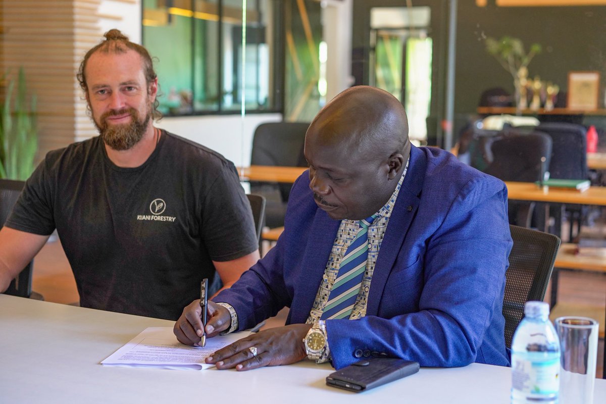 Muni_University's tweet photo. Muni University Signs Landmark Climate Action MoU With Kijani Agroforestry Ltd to Champion Re-Afforestation.
A big step in climate action, research and community training for West Nile. #MuniUniversity #ClimateAction https://t.co/BMORKlD4tJ