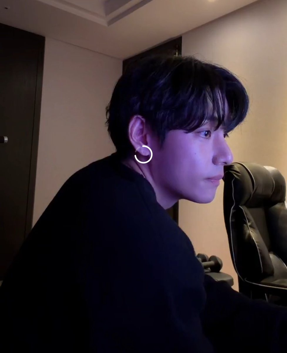 winnttaebear's tweet image. Taehyung is live