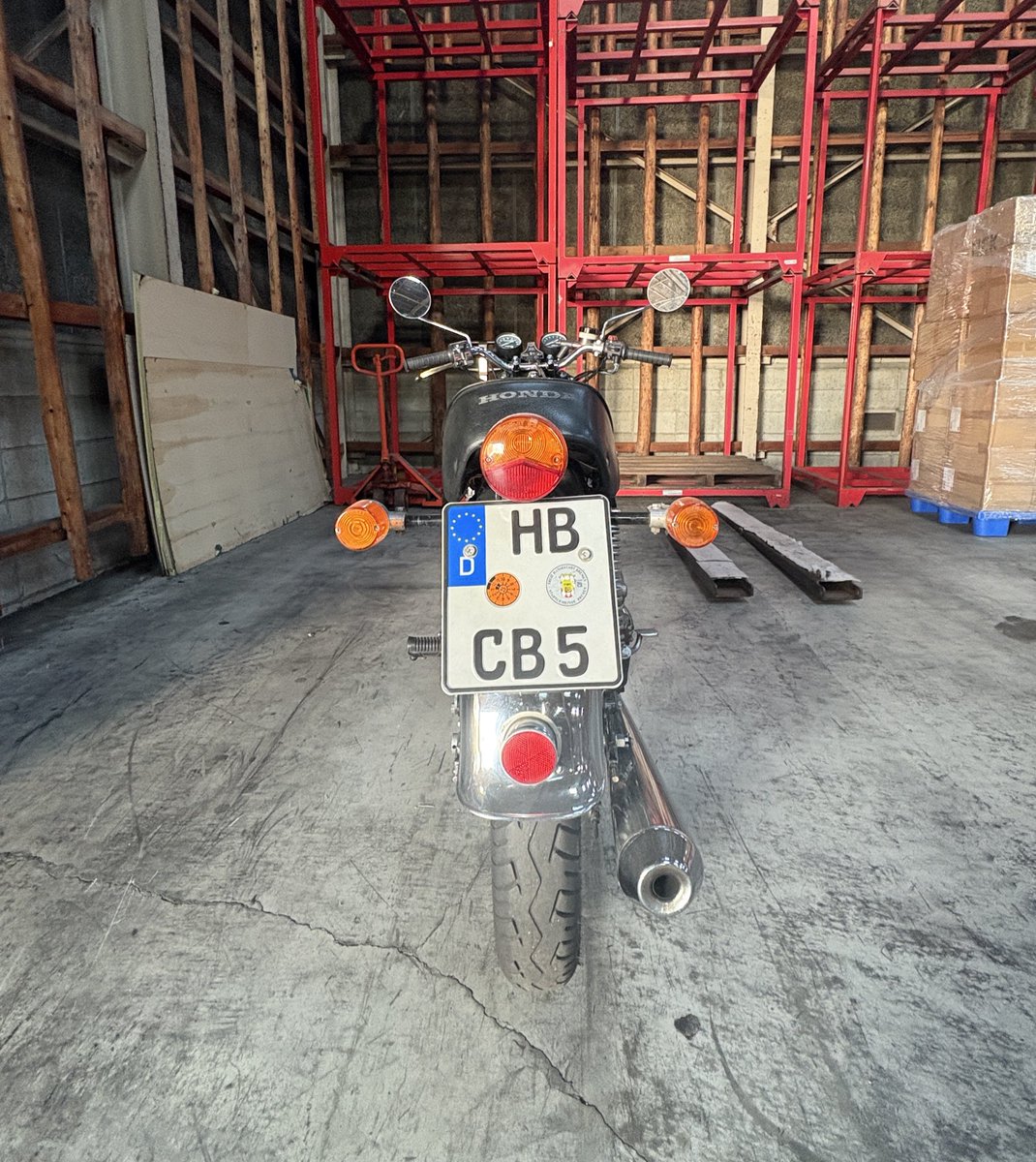 takkyu_daisuki8's tweet image. 輸入したヨンフォア、テールが欧州仕様で半分オレンジなのがダメらしくて赤に変えろって言われた…他の店このまま売ってるのに…何もかもが探り探り…