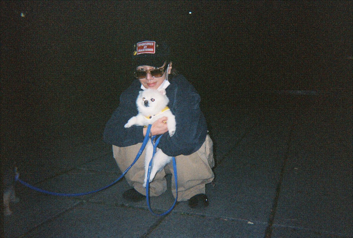 shfly3424's tweet image. 이번 필름을 현상하러 가는 내 발걸음이 유난히 무거웠어
며칠 전 세상을 떠난 너의 마지막 새로운 사진이 그 안에 남아 있어서였기도 하겠지만 이제는 영원히 네 새로운 사진을 볼수 없겠지

너의 시간은 여기에서 멈춰버렸지만
우리가 함께했던 모든 순간은 아직도 내 마음 속에서 또렷하게 살아…