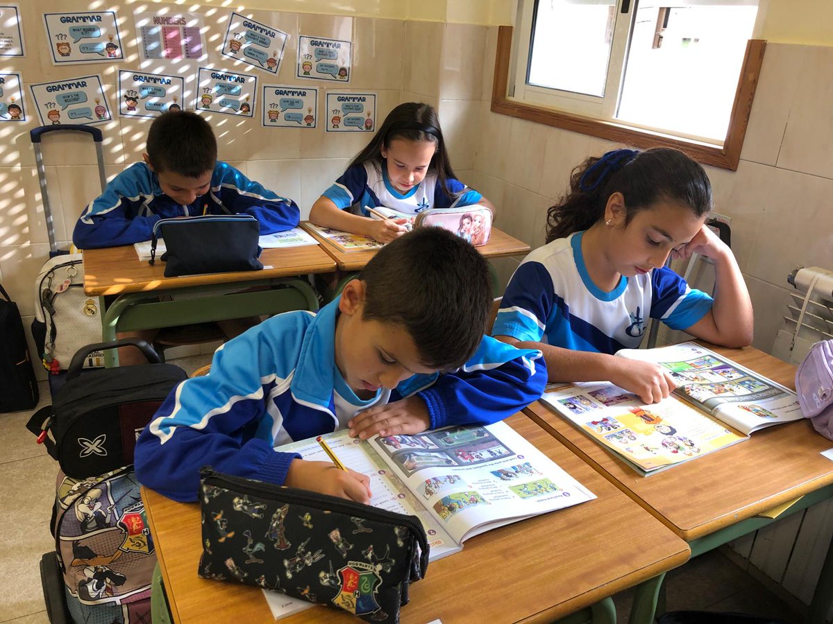 consolnules's tweet image. The third-grade students are practicing written expression ✍️ using vocabulary related to the parts of the school 🏫. It is a way to use the verb &quot;To be&quot; and know how to differentiate between singular and plural in English. ✅

#incondicional #consolacióneduca #Englishisfun