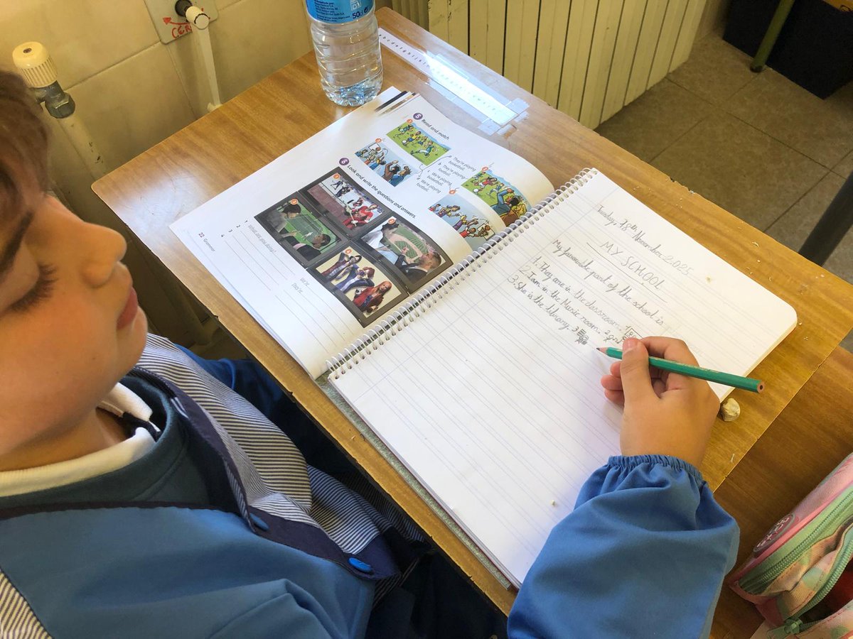 consolnules's tweet image. The third-grade students are practicing written expression ✍️ using vocabulary related to the parts of the school 🏫. It is a way to use the verb &quot;To be&quot; and know how to differentiate between singular and plural in English. ✅

#incondicional #consolacióneduca #Englishisfun