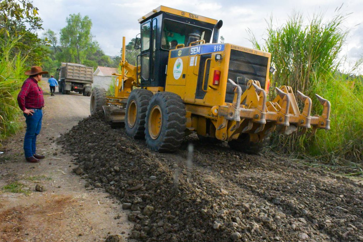 🫡 El concejal David Idrovo realizó un recorrido por las calles de la parroquia El Cabo, donde se interviene con maquinaria de la municipalidad y del GAD parroquial para mejorar la vialidad con trabajos de lastrado. 
🚜🛣️Seguimos avanzando por una parroquia más conectada.