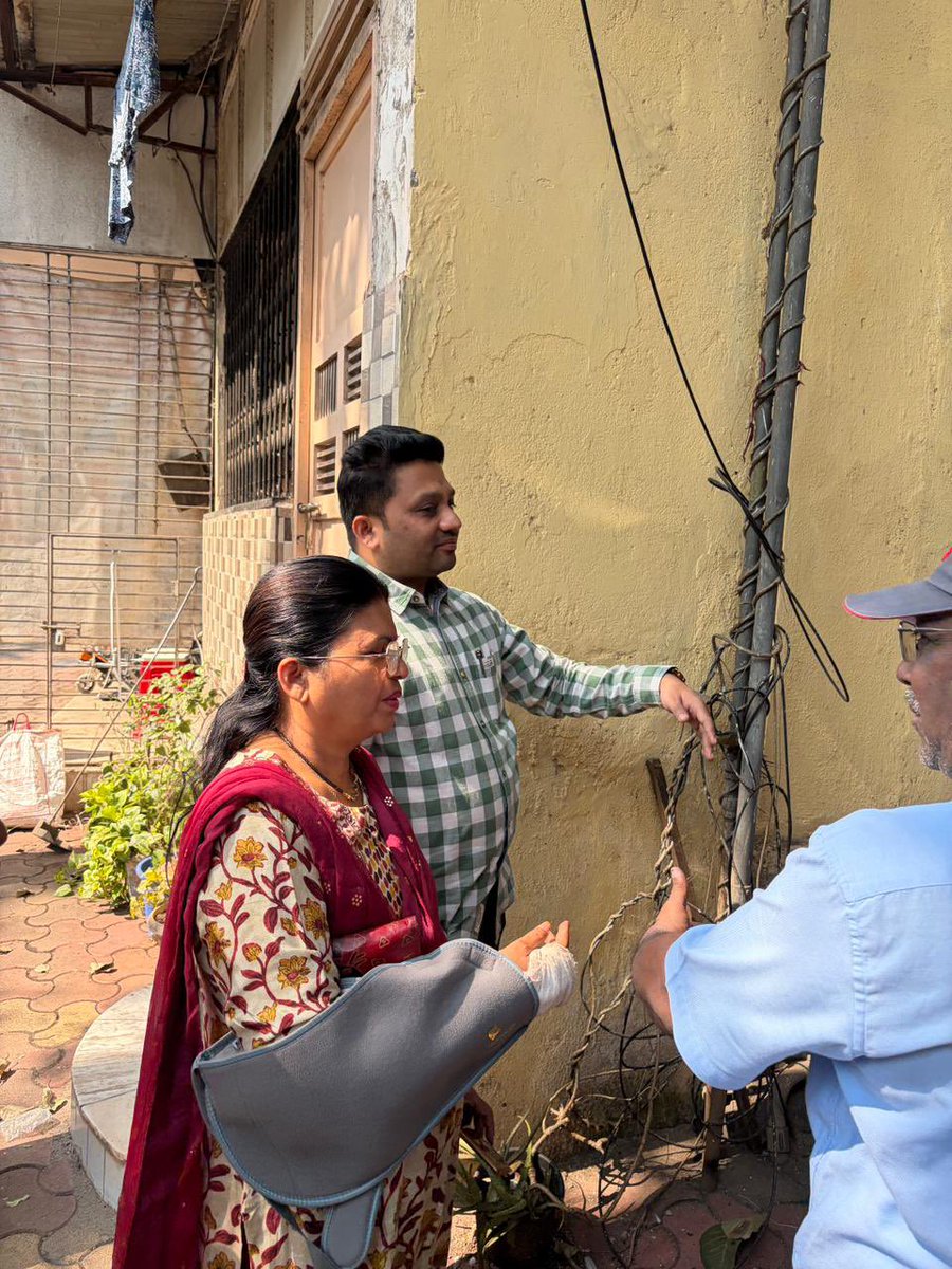 ShradhaSJadhav's tweet image. प्रभाग क्र २०२ मधील गोलंदाजी हिल कंपाऊंड येथील नाला भरून वाहत होत असल्याची तक्रार येताच, तातडीने संबंधित अधिकाऱ्यांसोबत पाहणी करून कायमस्वरूपी तोडगा काढण्याच्या सूचना दिल्या.

#PublicService #OnGroundWork #Ward202 #ImmediateAction #CommunityFirst #ShivsenaUBT #ShradhaJadhav