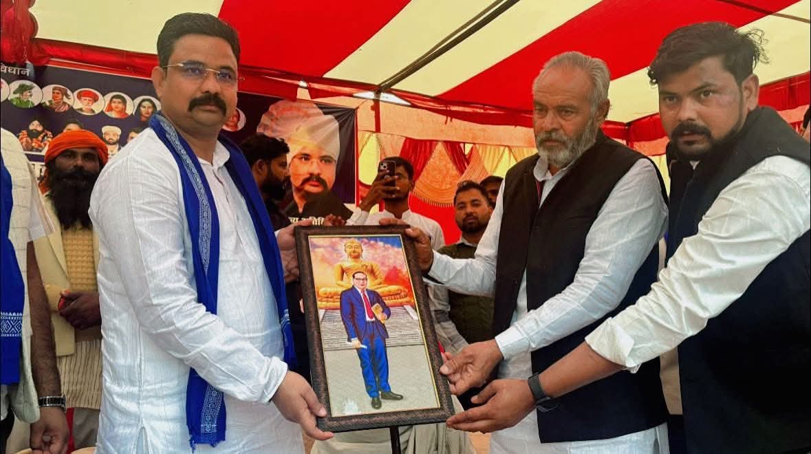 VinayRatanSingh's tweet image. आज सहारनपुर की गंगोह विधानसभा में कार्यक्रम को संबोधित किया और ग़ुज्जर समाज ने बड़े पैमाने पर आजाद समाज पार्टी (कांशीराम) क़ी सदस्यता ली।
आगामी 26 नवम्बर संविधान दिवस के अवसर पर मुजफ्फरनगर में होने वाली महारैली को सफल बनाने की अपील की।