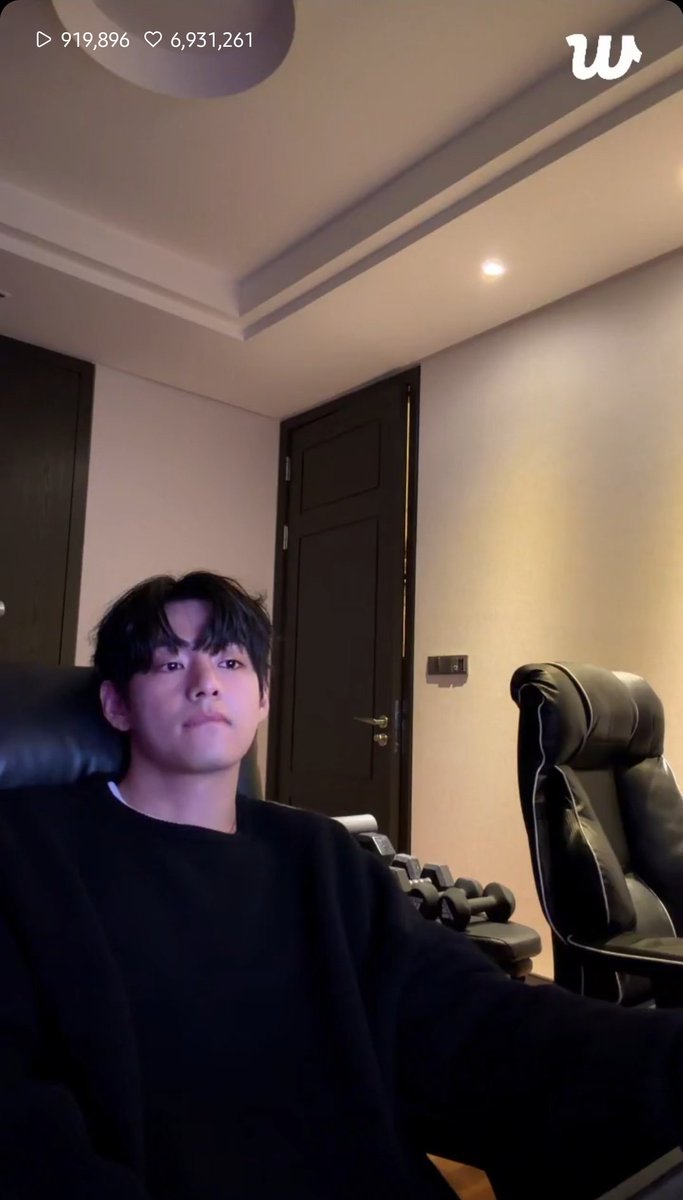 BTSemptychairs's tweet image. V live 11/19/25
*honorable mention* 😂