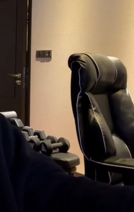 BTSemptychairs's tweet image. V live 11/19/25
*honorable mention* 😂