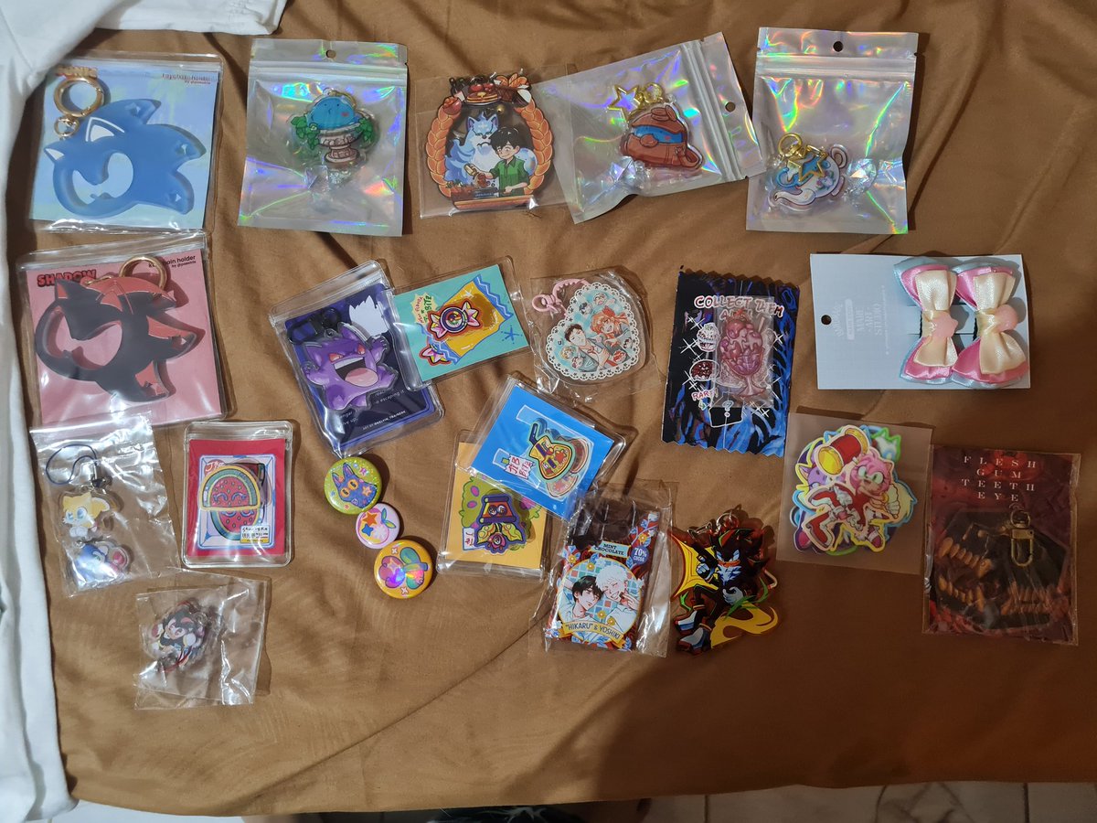 Look at all the beautiful Sonic stuff I got from comifuro! There's so many more sonic artists this year than last year, it makes me so happy QwQ will go again to the next.
#SonicTheHedgehog