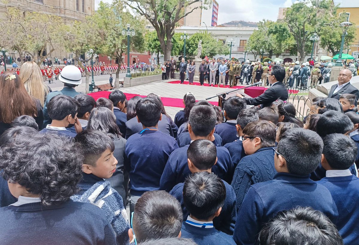 ¡180 Años de Historia, Identidad y Unidad!
El Dr. Freddy Vidovic Falch, ministro de Culturas, Descolonización y Despatriarcalización a.i., participó junto a altas autoridades del Estado en el solemne acto de honor a los 180 aniversario del Himno Nacional  Boliviano.