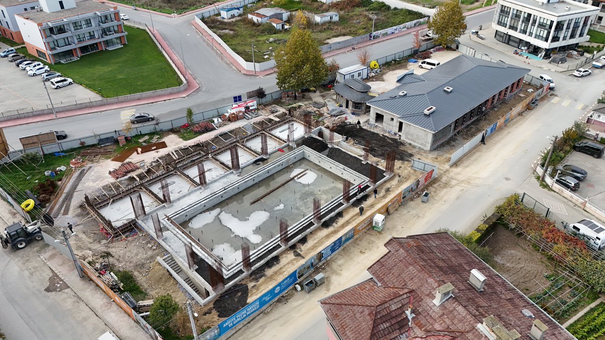 Arifiye İlçemizdeyiz.

Yapımına devam ettiğimiz Arifiye Yüzme Havuzu ve Gençlik Merkezi projesinde çalışmaları yerinde inceledik.

Arifiye Belediye Başkanımız İsmail Karakullukçu, AK Parti İlçe Başkanımız Fatih Yeşilyurt, MHP İlçe Başkanı İbrahim Sert ve Arifiye Meclis Üyeleriyle