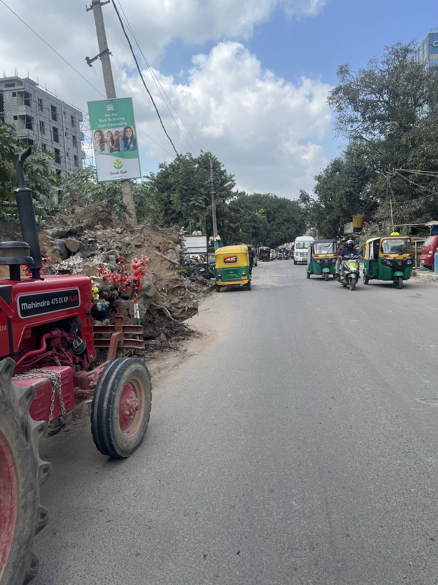 CivicOp_india's tweet photo. This tree fell more than 1.5 years ago during heavy rains and storms.
 It is STILL lying there, blocking half the road!
This is on Kariyamana Agrahara Road, right before Helios Business Park, Prestige Velocity, Prestige Tech Park, and near the Oracle Tech Hub.

Thousands of employees use this stretch daily, and during peak hours the traffic becomes a nightmare — all because one fallen tree has not been removed for more than a year and a half.

How can such basic civic negligence continue despite repeated complaints?

Requesting immediate action from:
@GBA_office @GBAChiefComm @EASTCITYCORP @KareeGowda_IAS
@BlrCityPolice @CPBlr
@BBMPCOMM @CMofKarnataka @siddaramaiah @DKShivakumar @MALimbavali @ICCCBengaluru 

Please treat this as URGENT. The situation is unacceptable!