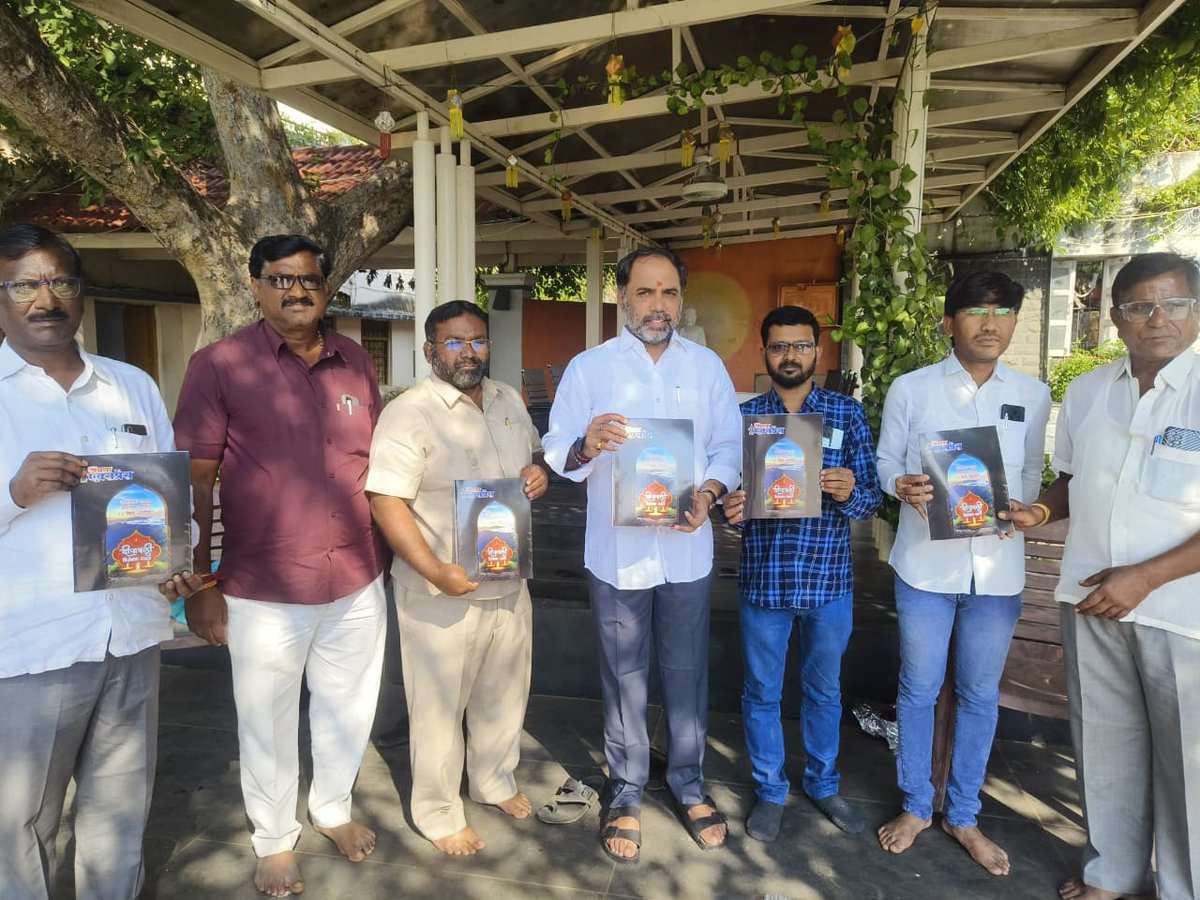 sambhajipatil77's tweet image. साप्ताहिक &apos;जनता एक्सप्रेस&apos; यांच्या दिवाळी अंकाचे प्रकाशन आज निलंगा येथील निवासस्थानीपार पडले. यावेळी अंकाचे प्रकाशन करून पुढील वाटचालीसाठी शुभेच्छा दिल्या.

यावेळी माजी जि.प. सभापती संजयजी दोरवे, संपादक मोईजजी सितारी, पत्रकार संघाचे अध्यक्ष रामजी काळगे, पत्रकार आयुबजी बागवान,…