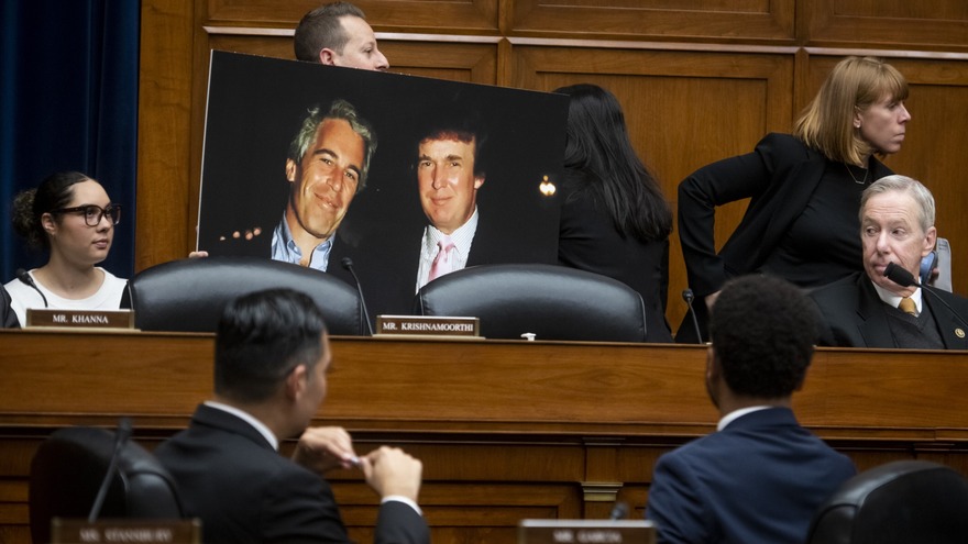 Heute in der #phoenixRunde: Die #Epstein-Akten - Gerät #Trumps Macht ins Wanken?
<a href="/LenaMosel/">Lena Mosel</a> diskutiert mit: 
<a href="/LambyStephan/">Stephan Lamby</a> Journalist &amp; Autor 
<a href="/jaegerthomas2/">Thomas Jäger</a> Uni Köln
<a href="/gregorschwung/">Gregor Schwung</a> außenpolit. Korrespondent <a href="/welt/">WELT</a> 
Laura von Daniels US-Expertin <a href="/SWPBerlin/">SWP Berlin</a> 
📲19:00📺22:15