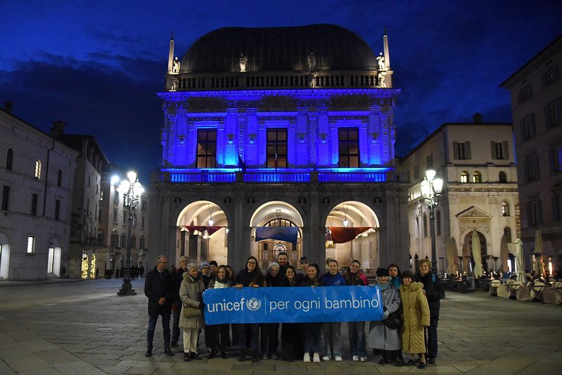 UNICEF_Italia's tweet image. Torna #GoBlue, l&apos;iniziativa che il #20novembre veste simbolicamente di luce azzurra monumenti e sedi istituzionali in tutta 🇮🇹 per celebrare la Giornata dell&apos;Infanzia #WorldChildrensDay

Quest&apos;anno 260 i Comuni aderenti in collaborazione con @comuni_anci 👉ow.ly/T21p50Xu2lm
