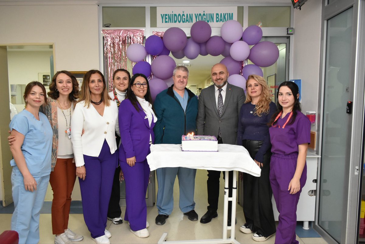 Hastanemizde “17 Kasım Dünya Prematüre Günü” etkinliği yapıldı.
Prematüre bebekler ve ailelerine destek amacıyla bilgilendirme standı kuruldu.
Başhekimimiz Prof. Dr. M. Yekta Öncel, Yenidoğan Yoğun Bakım ekibine özverili çalışmalarından dolayı teşekkür belgeleri takdim etti.