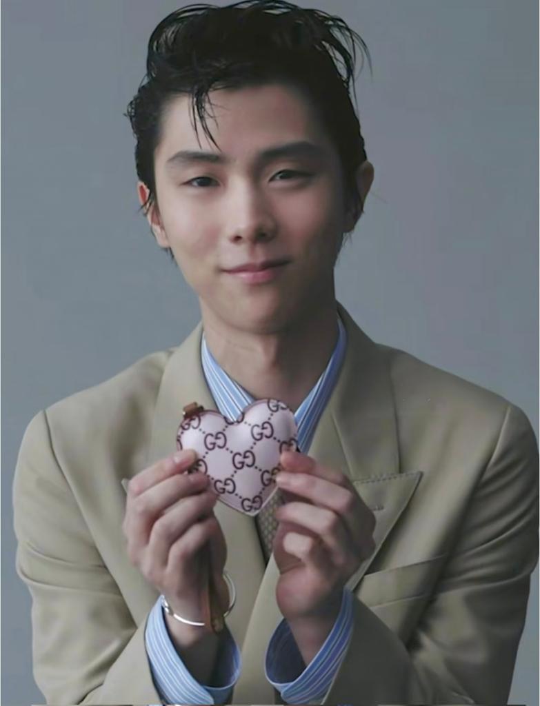 Elvis was my first celebrity crush, though he had already passed away when I discovered him. I used to listen, sing and dance to his songs non-stop.
This shot made my heart fill with joy...
Yuzuru, you always find a way to reach the depths of my soul 🥹😍