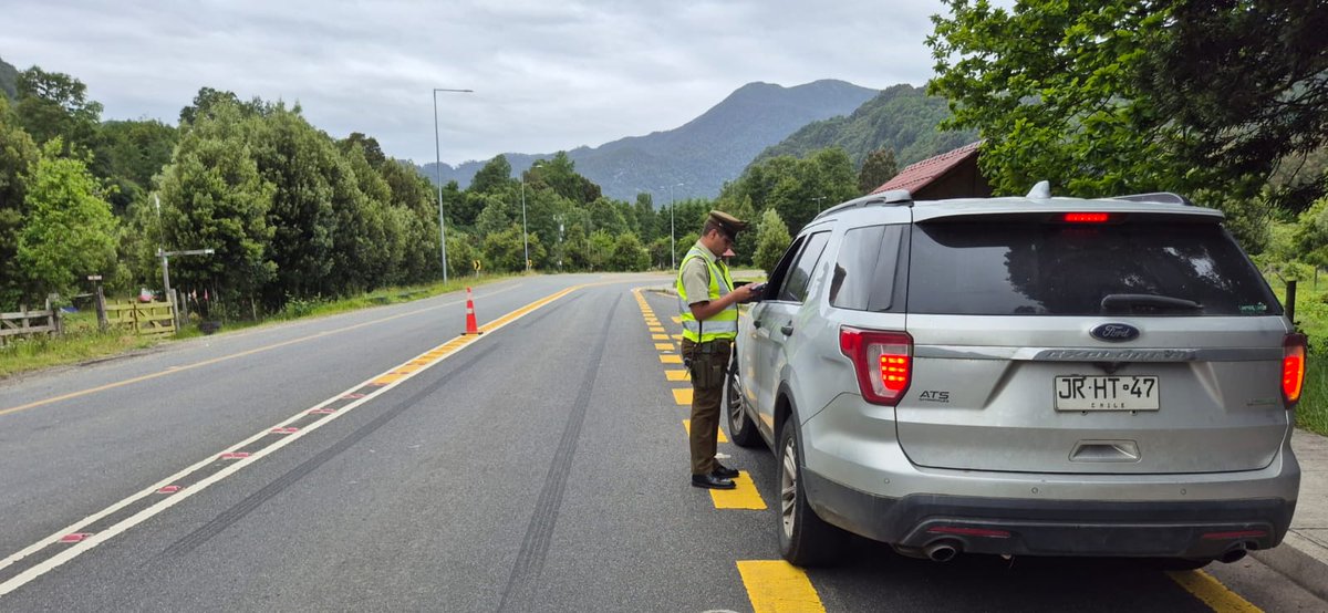 📌 Controles vehiculares 🚘 y prevención de incendios forestales 🔥, realizan Carabineros 👮‍♂️👮‍♀️ del Retén #Coñaripe en la Ruta Ch-201 🚓
#LaPrevenciónEsNuestraEsencia
