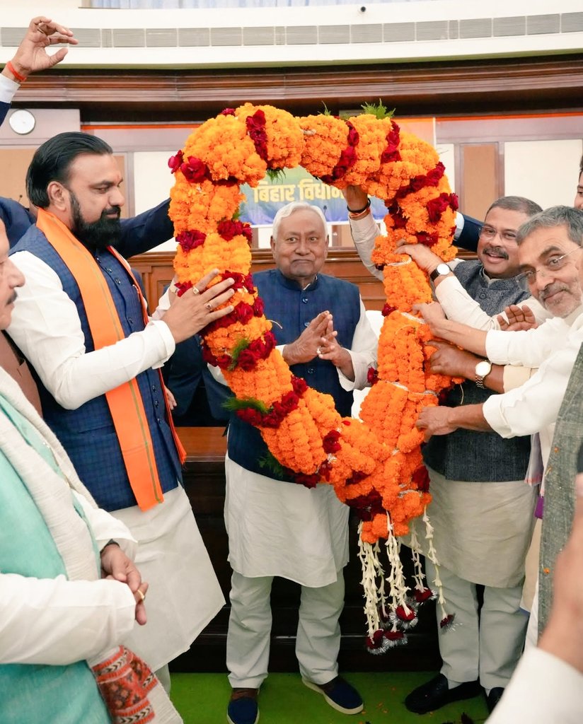 ajeet_shree's tweet image. नीतीश चाचा का नाम गिनीज बुक ऑफ वर्ल्ड रिकॉर्ड में भी दर्ज होना चाहिए। किसी भी जनतांत्रिक देश के प्रदेश में 10 बार राज्य प्रमुख का शपथ लेने वाला इनके अलावा शायद ही कोई दूसरा हो।
#NitishKumar #Bihar #samratchoudhary 
#UpendraKushwaha 
#JDU  #BJP  #NDA