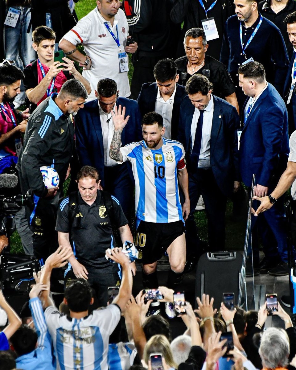 سيذكرون الكاريزما وشخصيته وتصريحاته ومشاهداته على السوشل ميديا 
سيذكرون حتى حبيبته وطوله ونسبة الدهون في جسمه
سيذكرون دعواته قابل من وجلس مع من
نعم عزيزي عاشق كرة القدم
سيذكرون اي شيء غير كرة القدم ليثبتون شيء في رؤوسهم
لان عند ذكر كرة القدم فلا اسم يعلوا على اسم الاسطورة ميسي .