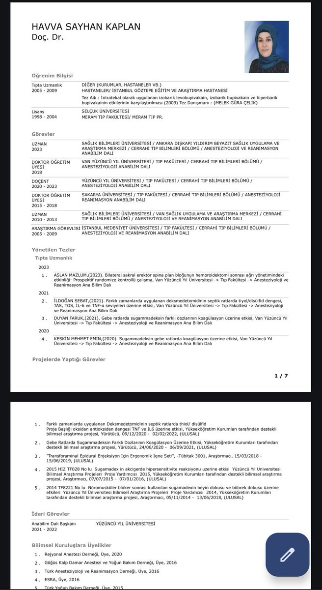 AkayZewe's tweet photo. Son Dakika...

Van YYÜ Kampüsünde Şok Ölüm:

Van Yüzüncü Yıl Üniversitesi (YYÜ) kampüsündeki  18 Kasım 2025 gecesi saatlerinde 14- 15 yaşlarında ki Efe Kaplan'ın cansız bedeni bulundu. Eski Van Su ve Kanalizasyon İdaresi (VASKİ) Genel Müdürü Ülker Cem Kaplan'ın oğlu olan Efe'nin ölümü, kampüs sahilinde duyulan silah sesi üzerine ortaya çıktı. Cumhuriyet Savcılığı koordinesinde soruşturma başlatılırken, çocuğun naaşı Van Adli Tıp Kurumu'na kaldırıldı. Otopsi raporu bekleniyor; bazı iddialar kurşunlanma veya intihar yönünde olsa da, resmi açıklama yapılmadı.

Yeni aldığımız bilgilere göre, mühendislik fakültesinde görev yapan annesiyle birlikte YYÜ kampüsündeki akademik lojmanlarda yaşıyordu. Babası Ülker Cem Kaplan, kayyım döneminde VASKİ Genel Müdürü olarak görev yapmış bir isim.Gün içinde kayıp ihbarı yapılan Efe'nin bulunması, olay yerindeki polis, sağlık ekipleri ve helikopterle geniş bir incelemeyi tetikledi.
Efe'nin babasının eşi Havva Sayhan Kaplan'ın tıbbi bağlantısı dikkatleri çekiyor:  YYÜ'de cerrahi anestezi doktoru olarak görev yapan H.Sayhan'a ait CV bilgileri ise dikkat çekici,bu kadar kısa zamanda ulaştığı konum tartışılacak gibi duruyor.

Diğer bir iddia ise dün akşam hayatını kaybeden Efe'nin bu sabah apar topar toprağa verilmesi oldu.Cenazeye gitmek isteyenlere " bu ne acele" dedirtti.

Bu sabah öğrencilerin kampüs alanında yaptığı eylemde"Güvenli Alan" Sorusu "Üniversitede silahın ne işi var?" ve "Güvenli kampüs istiyoruz" sloganlarıyla protesto düzenledi. Bazı öğrenciler polis müdahalesiyle yere yatırılıp ters kelepçe takıldı. 

Sosyal medyada yayılan iddialar,Rojin Kabaiş olayı ile ilgili Efe'nin "ne bildiği"ni sorguluyor: "15 yaşındaki bir çocuk, aile bağlantılarıyla bu kadar 'yakın' bir yerde ne gördü de susturuldu?" sorusu, şüpheleri derinleştiriyor. Hızlı soruşturma talebi artarken, otopsi sonuçları kamuoyunu aydınlatacak mı? 
Bu trajedi, üniversitelerdeki aile ayrıcalıklarının ve güvenlik açıklarının tartışılmasını yeniden alevlendirdi. Efe Kaplan'ın kısa hayatı, ardında büyük soru işaretleri bırakıyor. Gelişmeleri takip ediyoruz.