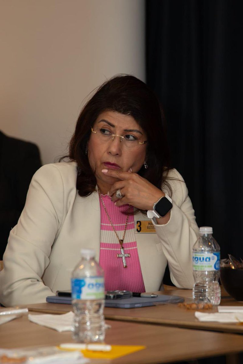 GlodeJo07's tweet photo. ¿Se acuerdan de la payasita que andaba besándole la mano a AMLO?
Pues anda embarrada en PURO mugrero.
Esta doñita se llama Mariela Gutiérrez @MarielaGtzEsc y es senadora de la república (le pagaron bien la humillada del beso).
Pues bueno, resulta que doña Mari la besucona, estaría operando para quitar a la Alcaldesa Rosa Yolanda Wong Romero, porque al parecer controlar el municipio desde el Senado le sabe mejor que la democracia. Todo empezó cuando surgieron acusaciones de que la Senadora maneja una red de nepotismo que decide qué hacer con los más de 2,400 millones de pesos del municipio, repartiéndolos entre amigos, familiares y empresas factureras.
Ella con todo creando su “dinastía”… como los Alcalde.
