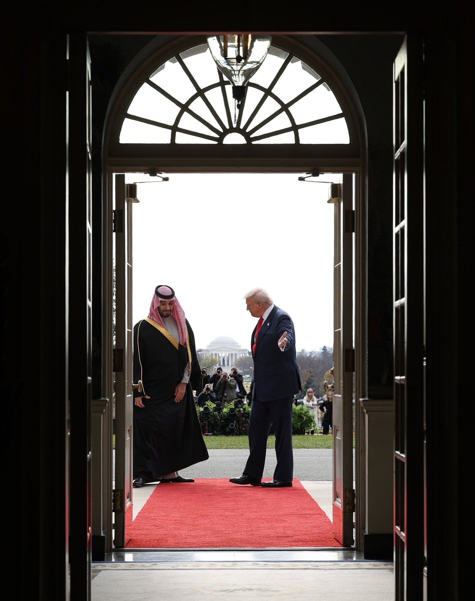 مـا أقــول فيهــا شـــك وإلا ريبــة
خــل الذبـاب اللي جـداه يطنــطن
يا اللي بغيـت العـز شـوف الهيبــة
#محمد_بن_سلمان_في_واشنطن