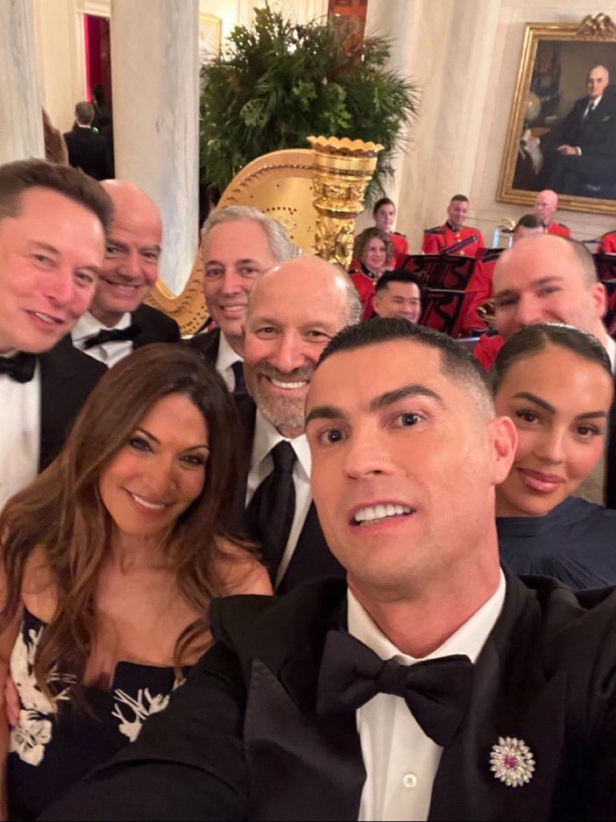 eduardomenoni's tweet image. 🚨| ÚLTIMA HORA: Anoche Cristiano Ronaldo se tomó una foto LEGENDARIA en la Casa Blanca con Elon Musk y otros funcionarios de la administración Trump. La libertad avanza sobre la izquierda tiránica. 🔥 Dale ME GUSTA Y RT porque los medios progres no te mostrarán esto: