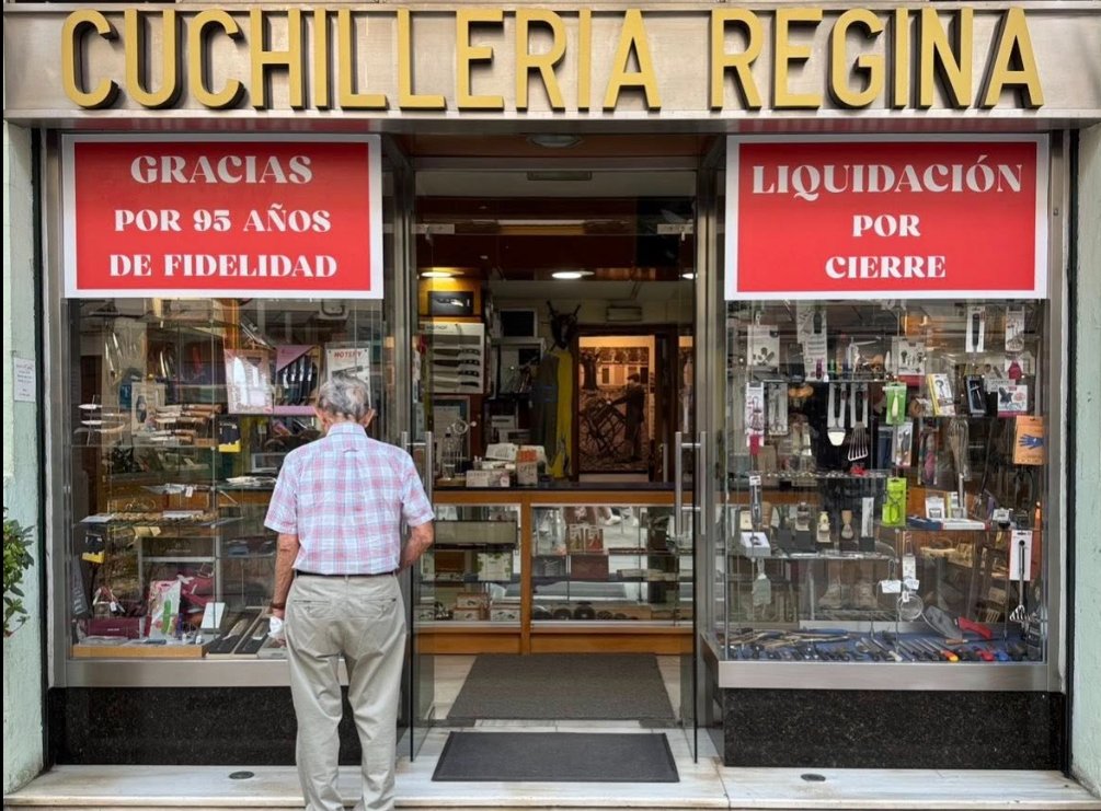 Pues nada, ahí se van más de 80 años de la historia de mi familia y 93 de la del comercio sevillano (la traspasamos a los actuales dueños hace una década aproximadamente). Y el caso es que la gente sigue necesitando cuchillos y gente que se los afile.
Sic transit gloria mundi.