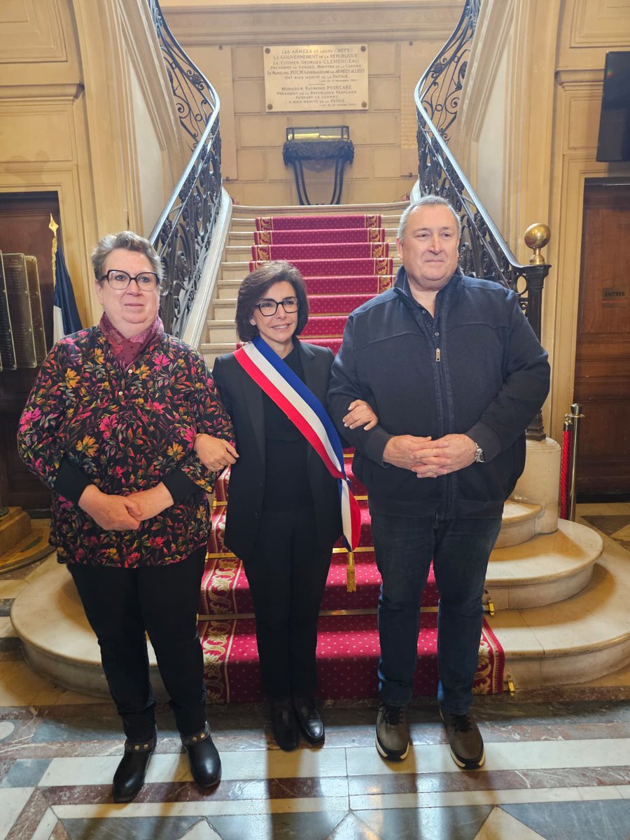 Remise par <a href="/datirachida/">Rachida Dati ن</a> de la médaille du travail à 12  agents de la Direction de la Propreté et de l'Eau. Merci pour leur engagement depuis de longues années au service des habitants de #Paris7 et la préservation de leur cadre de vie ! 🥇🧹♻️