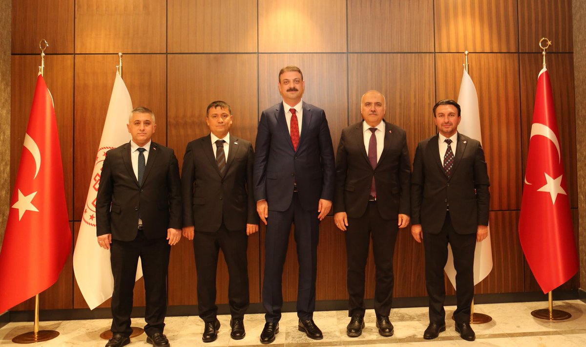 Her ziyaret, Kızılcahamam’ımız için yeni bir umut, yeni bir hedef, yeni bir hizmet kapısı oluyor.

Vakıflar Genel Müdürümüz Sn. Sinan Aksu’yu ziyaret ederek ilçemize yönelik yatırımlar ve kültürel miras çalışmalarımız üzerine verimli bir istişare gerçekleştirdik.