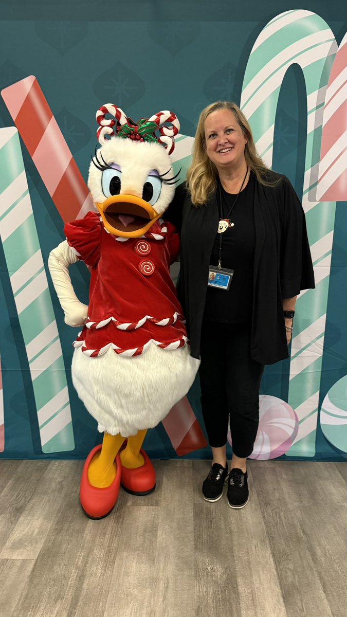 LuvWDW's tweet photo. Gotta love it when your heroes stop by work to spread holiday cheer! #castlife https://t.co/NJoDJfbI6f