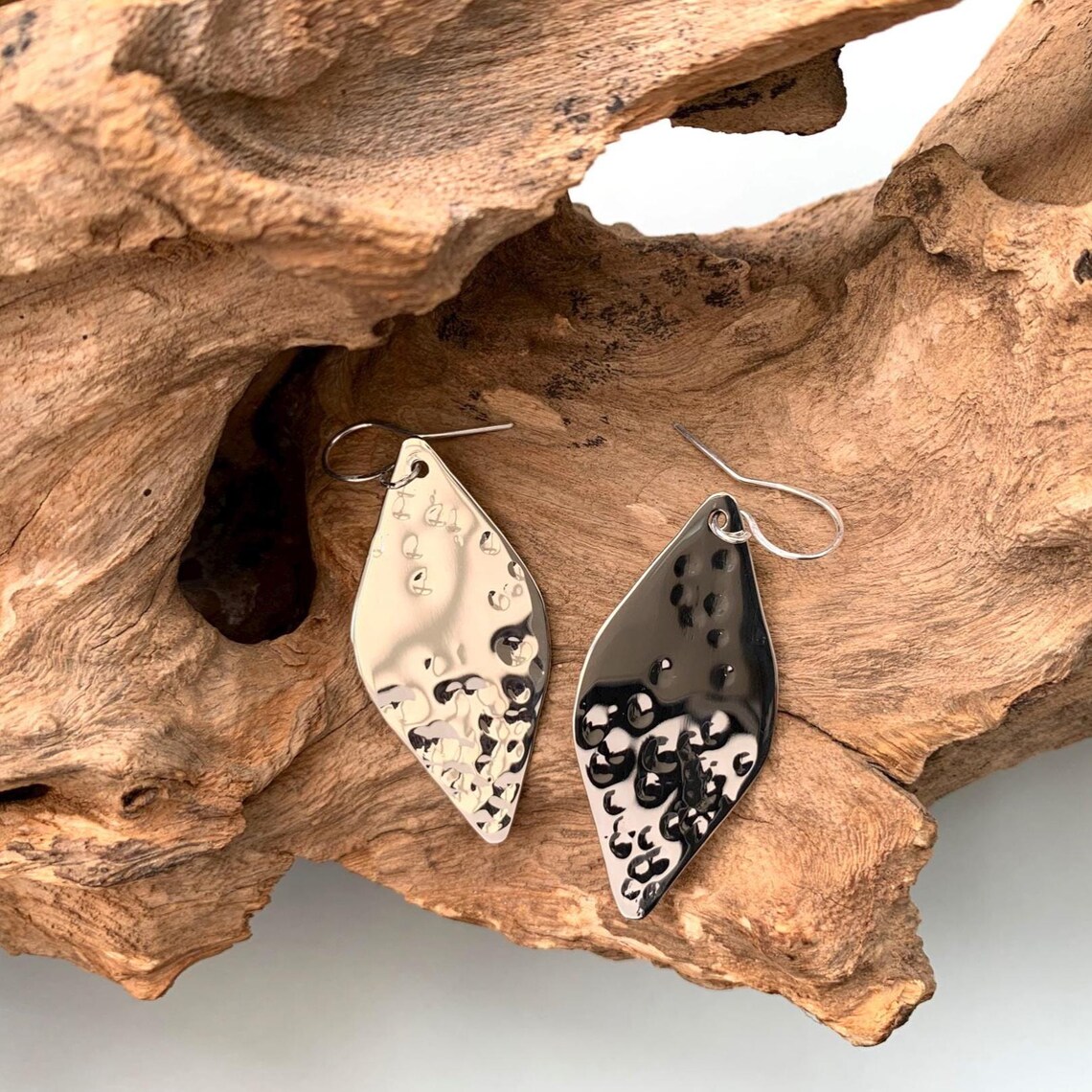 These handmade earrings are crafted from hammered German silver in a distinctive leaf-shaped marquise drop design. The surface is textured by hand to reflect light with a subtle sparkle, giving them a natural yet modern feel. 

Purchase via Etsy: etsy.com/uk/listing/437…