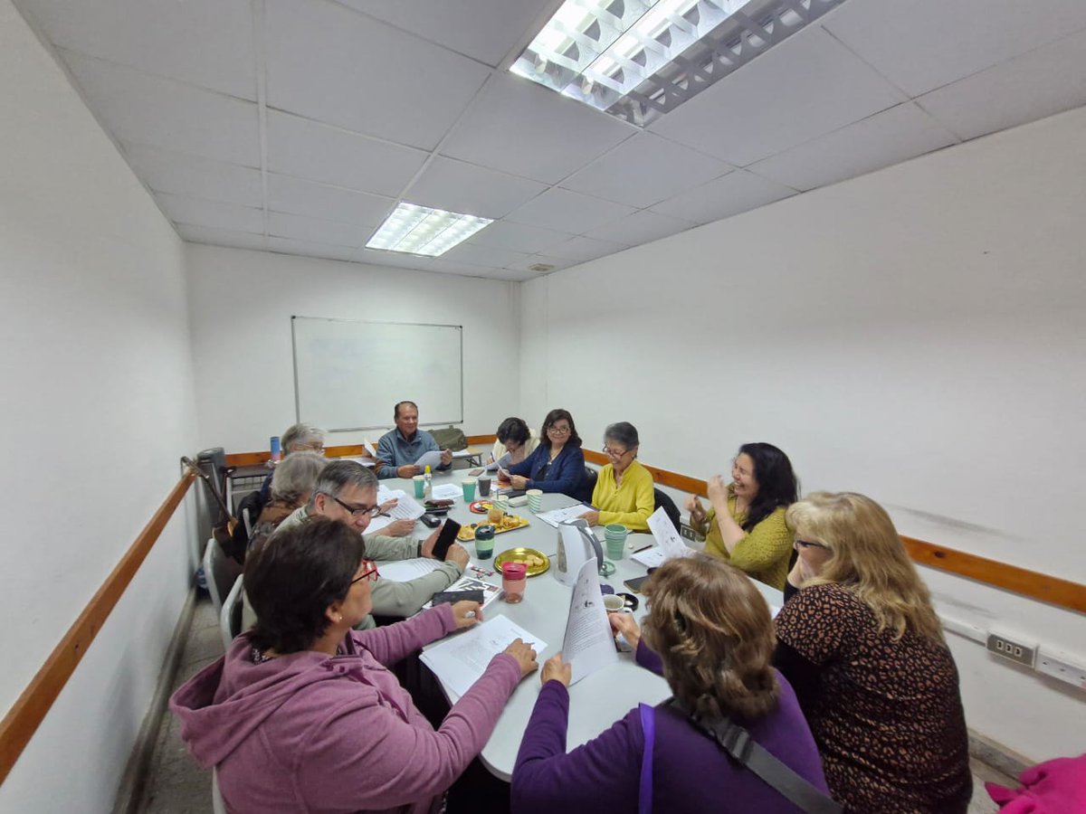 CentroCCCE's tweet image. ✅Let's Speak in English con el facilitador Carlos Avilés, 👉siguió esta semana con sus refuerzos de expresiones cotidianas y diálogos de diferentes temas en este espacio conversacional para reforzar el uso del idioma.